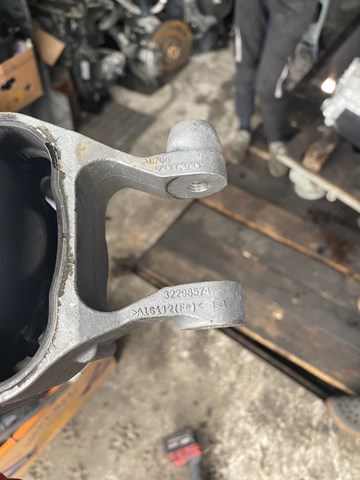 Подушка передней опоры двигателя 32298574 VOLVO