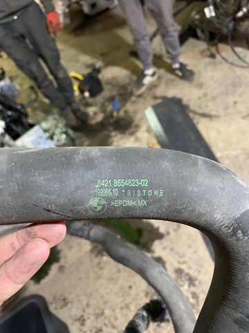 Нижний патрубок радиатора 8654823 BMW