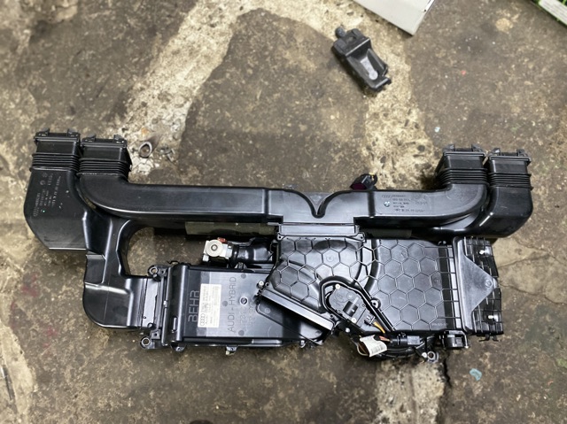 VAG 8R0820003D в наличии Одесса