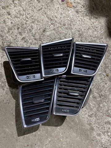 Решетка воздуховода левая 8R1820901L VAG