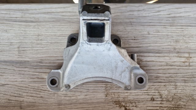 Кронштейн подушки (опоры) двигателя, правой 22116781228 BMW