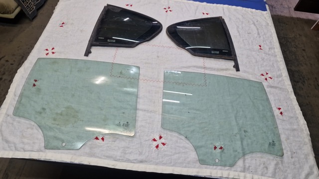 51357182124 BMW Стекло двери задней правой купить в Львов