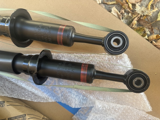 Амортизатор передней подвески 4851069485 TOYOTA