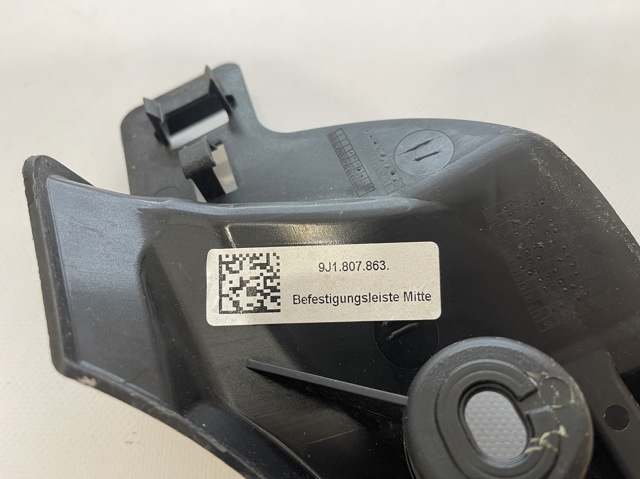 PORSCHE 9J1807863 Кронштейн бампера заднего центральный в наличии Полтава