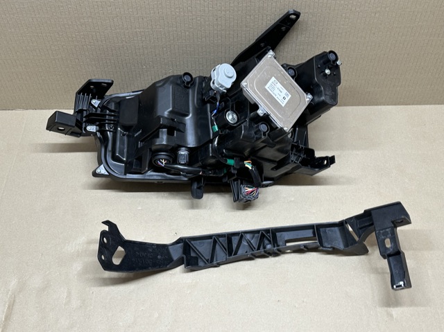 MAZDA DFR751030 Фара правая в наличии Сумы