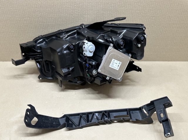 MAZDA DFR751030 Правая фара в наличии Полтава