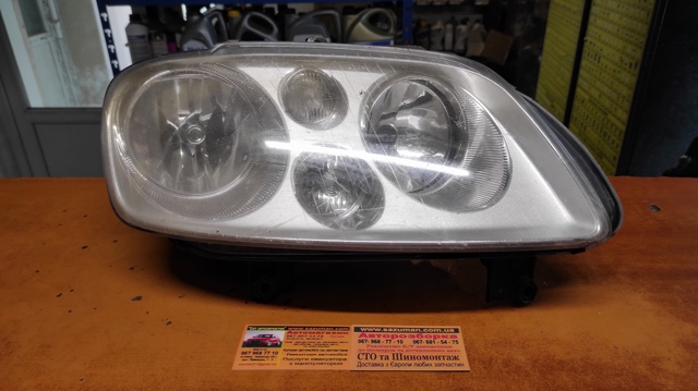 Вставка фары правой 1T0941006F VAG