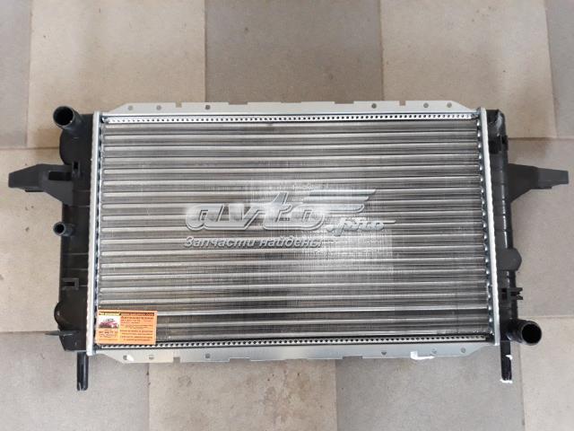 Радиатор охлаждения двигателя glaser 605x370mm,sierra 1.6,1.8,2.0i 87BB8005GA