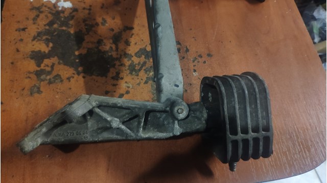 Кронштейн подушки (опоры) двигателя, правой A1662230404 MERCEDES