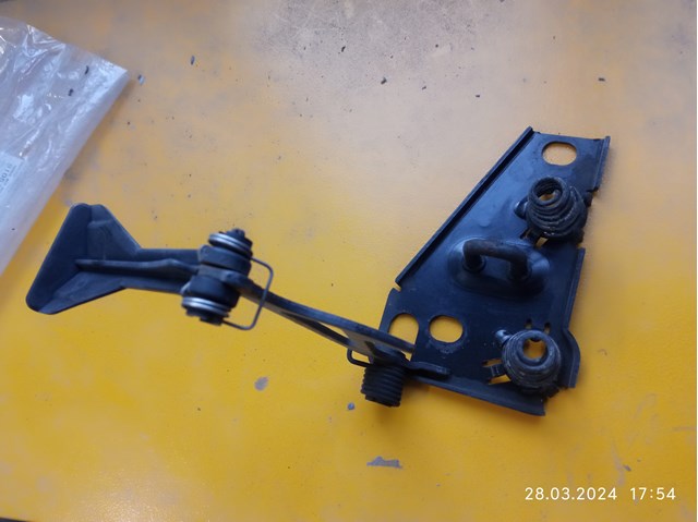 Запор капота (замок и привод замка капота) 1638800260 MERCEDES