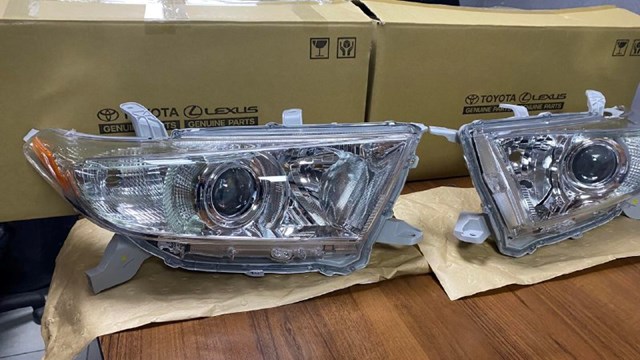 TOYOTA 811100E110 Правая фара в наличии Днепр