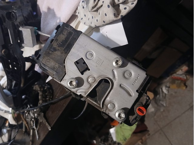 Замок задней правой двери  13210739 GM