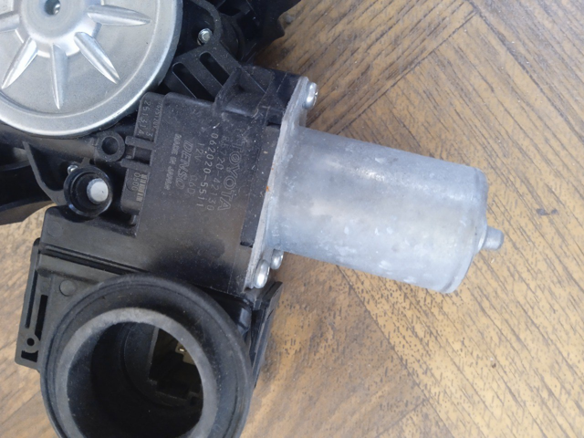 Механизм стеклоподъемника водительской двери 8572042130 TOYOTA