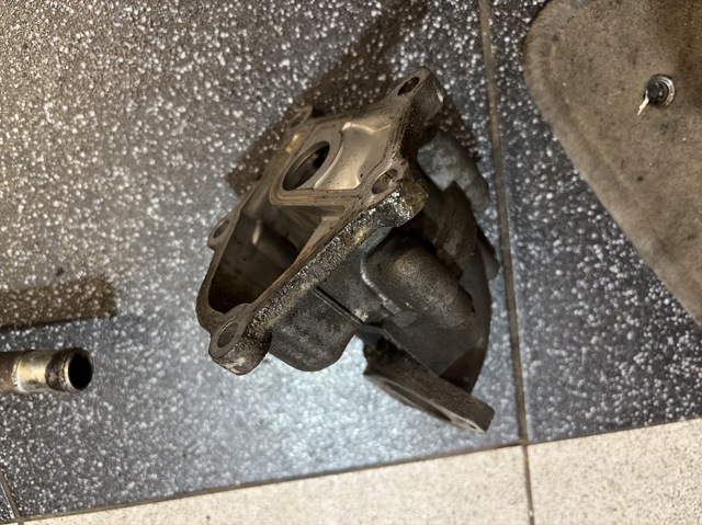 Корпус термостата 11061AD200 NISSAN