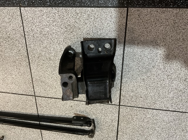 Подушка двигателя передняя 11210AX600 NISSAN