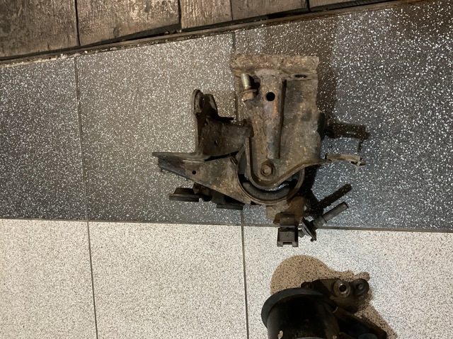 Подушка (опора) двигателя, левая 11220AU400 NISSAN