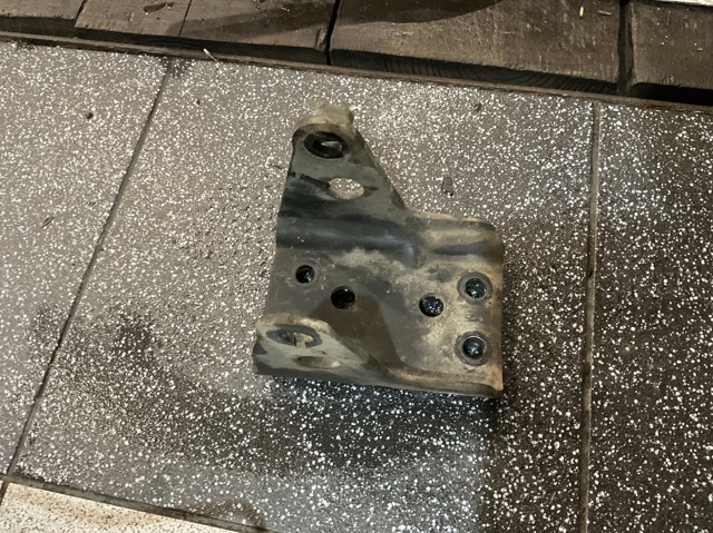 Кронштейн подушки (опоры) двигателя, задней 113328H300 NISSAN