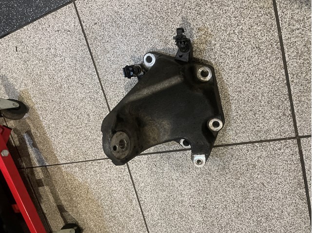 Кронштейн подушки (опоры) двигателя, левой 1232526020 TOYOTA