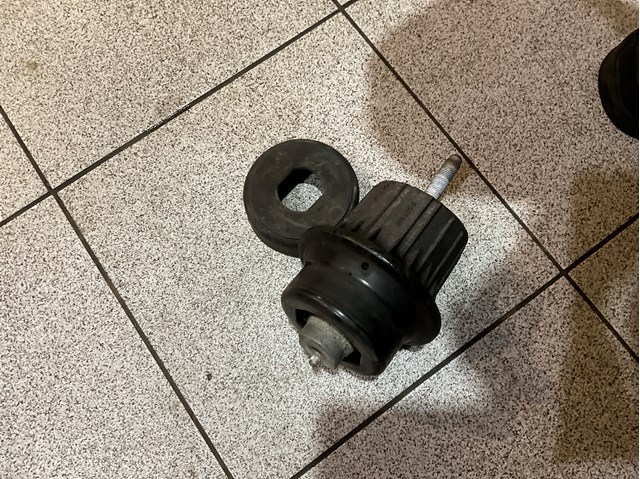 Гидроопора двигателя задняя 1237131081 TOYOTA