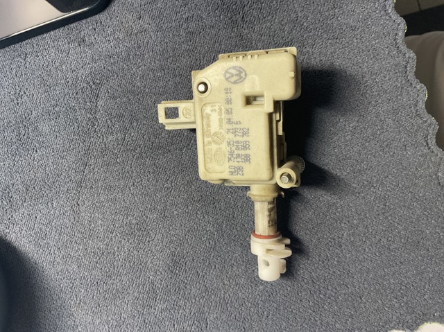 Замок открывания лючка бензобака 1J0810773B VAG