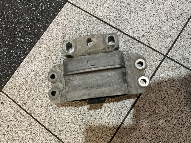 Левая опора двигателя Skoda Octavia 2 A5