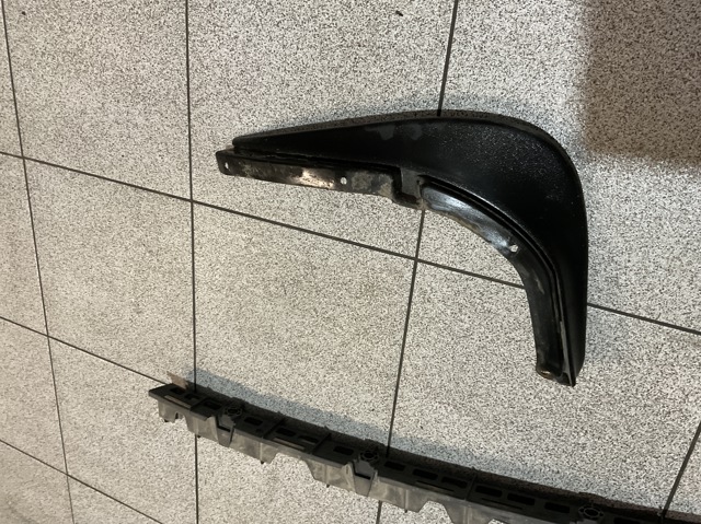Брызговик задний, правый 1Z0821822A VAG
