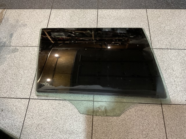 Стекло задней правой двери 1Z9845206B VAG