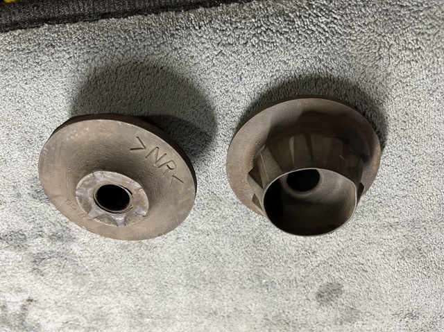 Кронштейн крепления радиатора, нижний 21507BU000 NISSAN