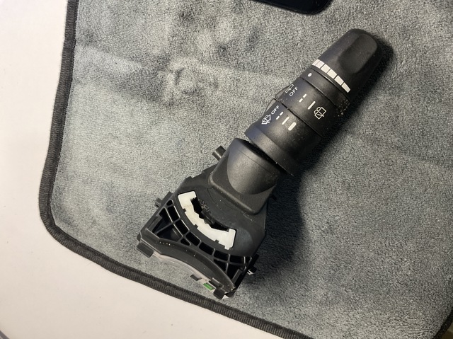 Переключатель подрулевой, правый 252608H705 NISSAN