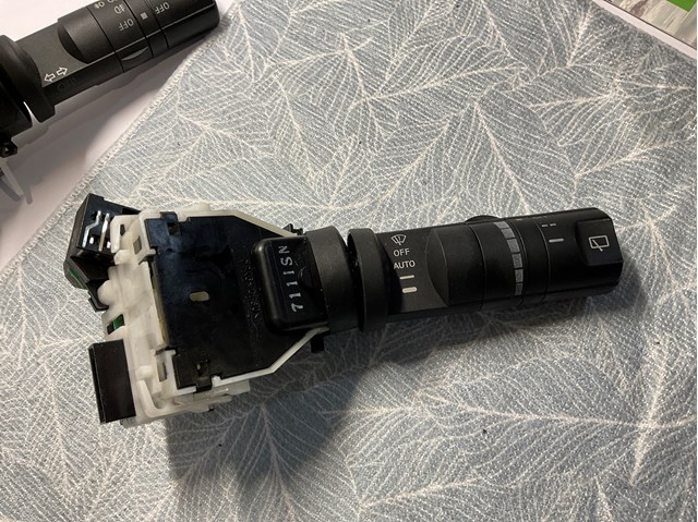 Правый подрулевой переключатель  25260EB60A NISSAN