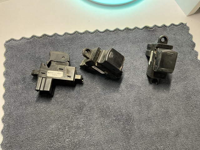 Кнопка подъемника задних стёкол 25411EA003 NISSAN