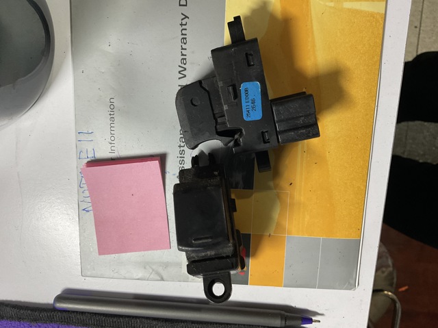 Кнопка подъемника задних стекол 25411ED00B NISSAN