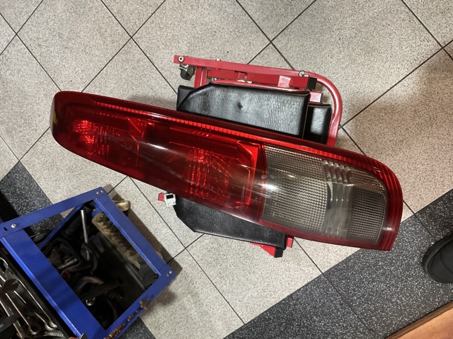 Фонарь задний правый 26550EQ00A NISSAN