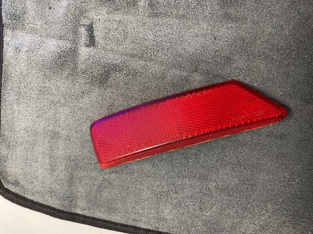 Левый катафот заднего бампера 265658H300 NISSAN