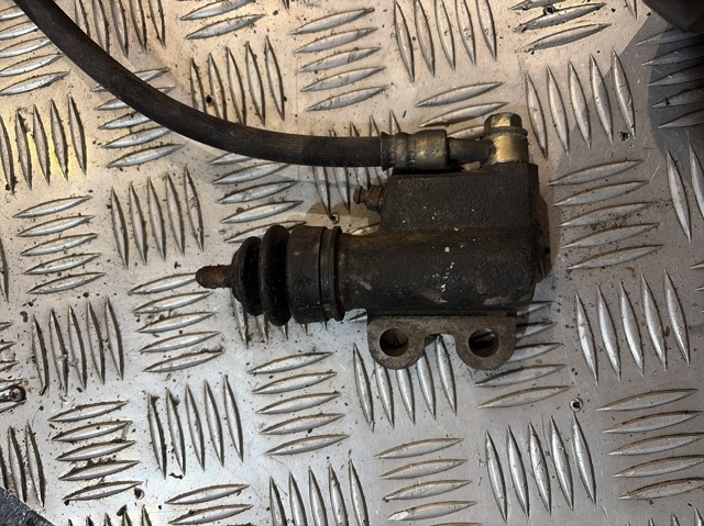 NISSAN 306205M361 Цилиндр сцепления рабочий в наличии Ирпень