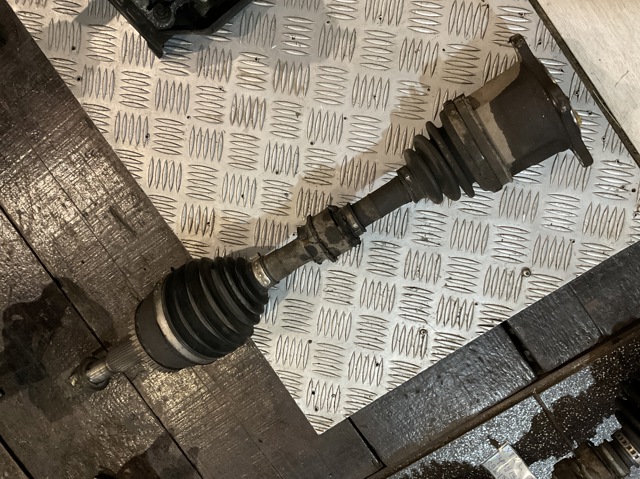 Привод правый 391008H710 NISSAN