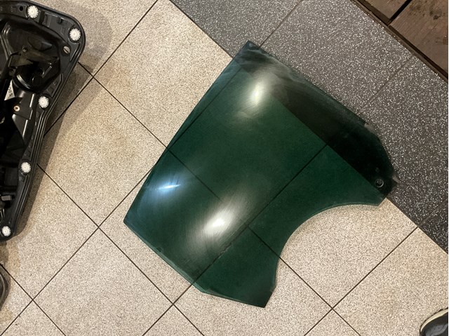 Стекло задней двери, правой 3C8845206A VAG