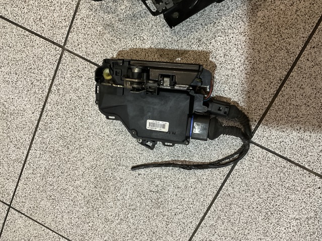 Замок двери водителя Volkswagen Caddy 3