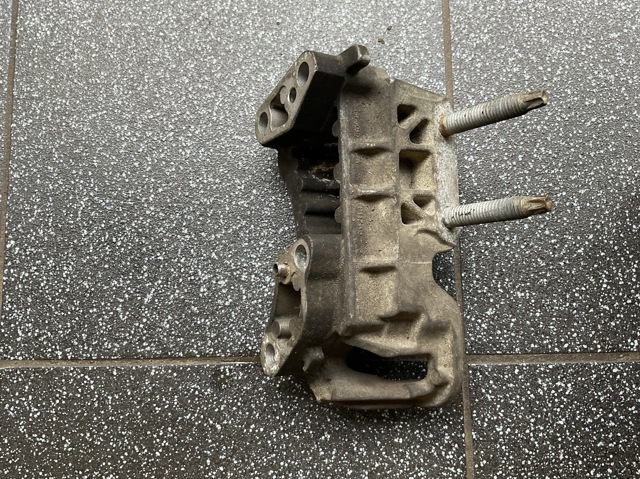 Кронштейн подушки (опоры) двигателя, правой 3M516030AF FORD
