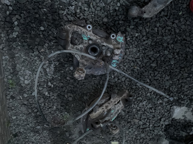 Кулак поворотный правый 43018EB300 NISSAN