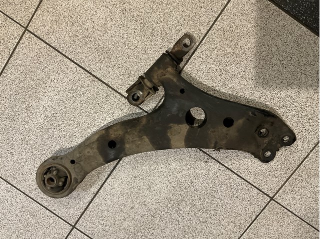 Передний нижний рычаг 4806848020 TOYOTA