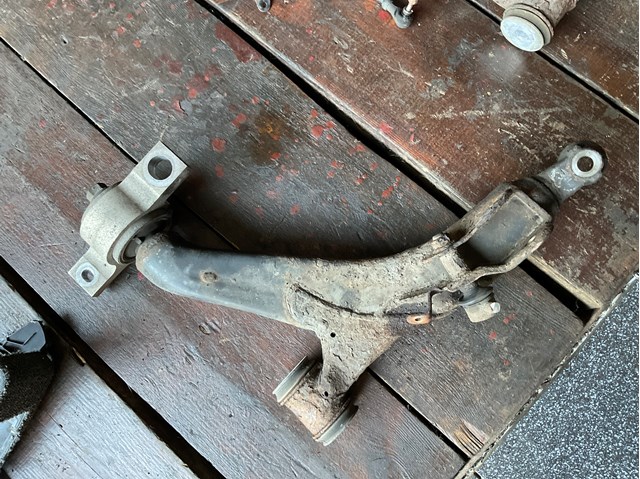 TOYOTA 4864030290 Рычаг передней подвески нижний левый в наличии Черкассы