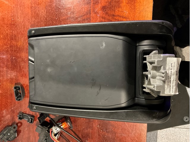 4G0864208G4PK VAG Ящик вещевой центральной консоли (подлокотника) купить в Черновцы