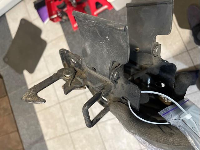 4L0823480 VAG Стояк-крюк замка капота купить в Львов
