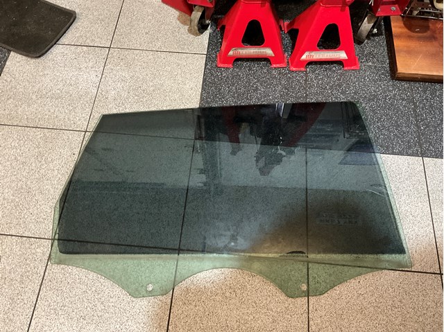 Стекло задней правой двери 4L0845206 VAG