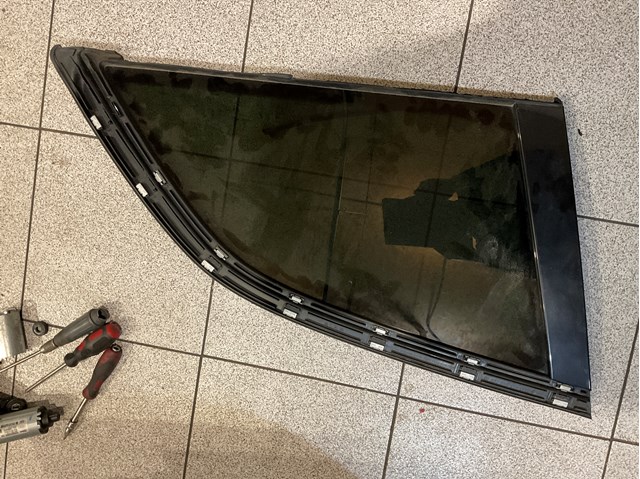 Стекло багажника, левое 4L0845299RNVB VAG