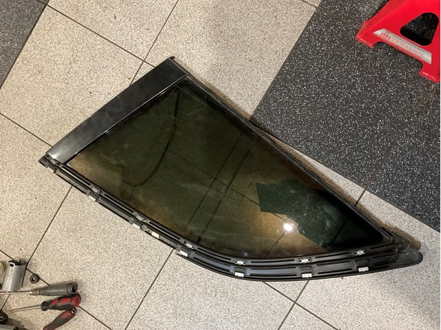 Стукло багажника, правое 4L0845300RNVB VAG