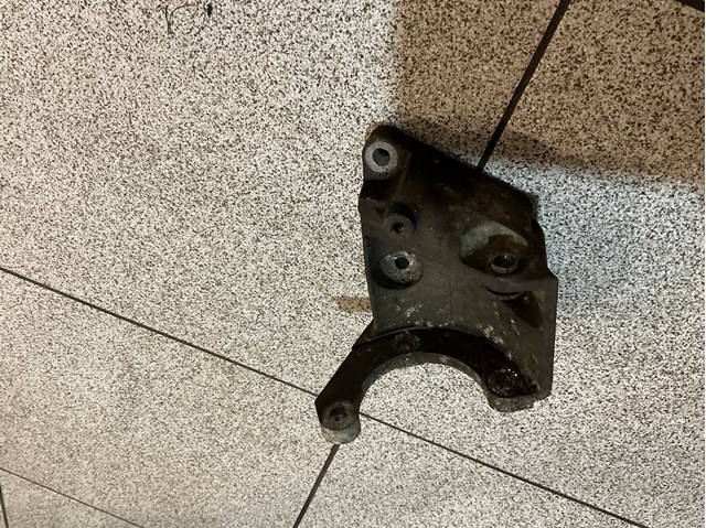 Кронштейн насоса ГУР 4R8Q3K738CC LAND ROVER
