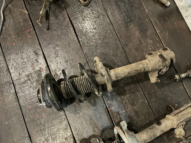 Стойка передняя правая 543028H725 NISSAN