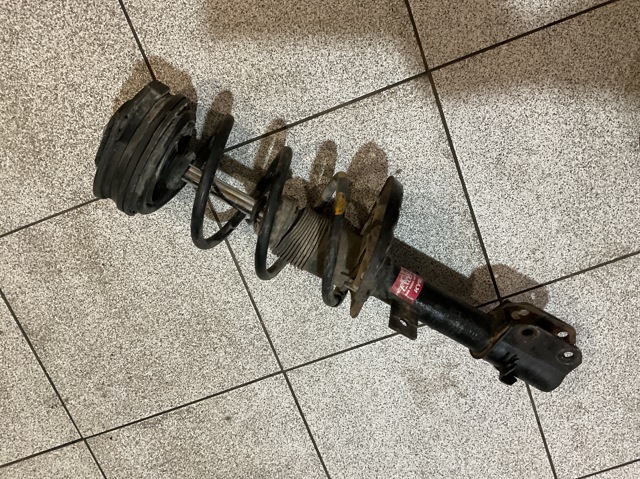 Амортизатор передней подвески правый 543029U025 NISSAN